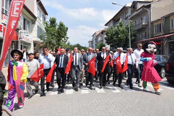 Afyonkarahisar'da Çay Vişne ve Eber Sarısı Festivali Coşkuyla Başladı