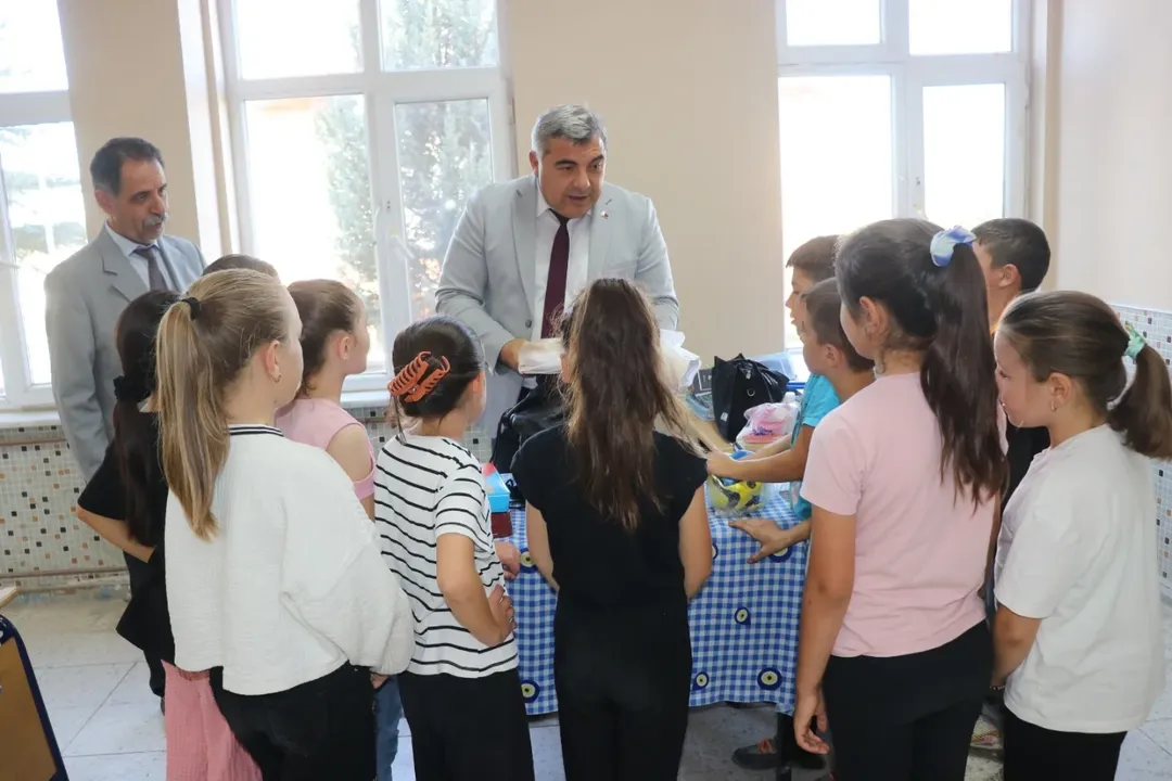 Afyonkarahisar İl Milli Eğitim Müdürü Okul Ziyaretinde Öğrencilerle Buluştu Afyonkarahisar İl Milli Eğitim Müdürü Okul Ziyaretinde Öğrencilerle Buluştu