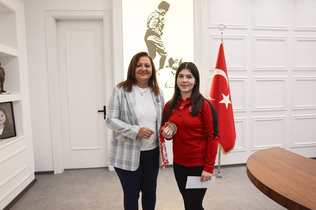 Milli Sporcu Gülçin Çaylan Dünya Bilek Güreşi Şampiyonu Oldu Milli Sporcu Gülçin Çaylan Dünya Bilek Güreşi Şampiyonu Oldu